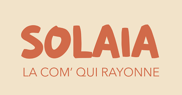 Logo de l'agence Solaia avec écriture orange sur fond beige